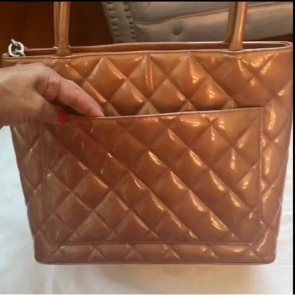 AUTH *Chanel* 🌟OLD MONEY🌟Camel Medallion Patent Leather Classic Tote HandBag Y2K